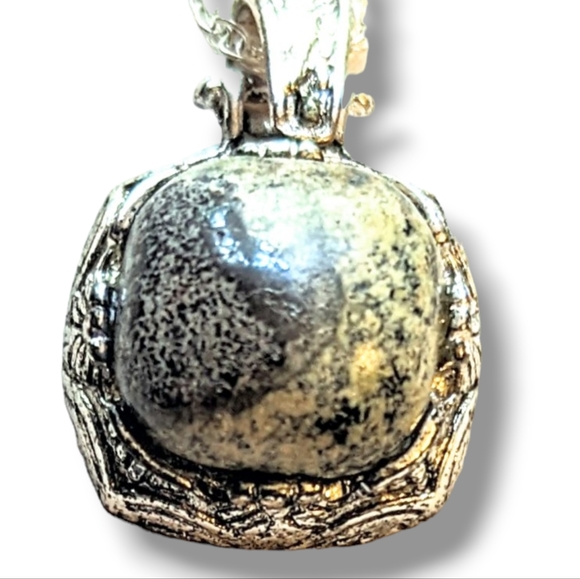 📿Gorgeous Stone Necklace Inlayed in a Beautiful Silver Setting - Picture 6 of 6